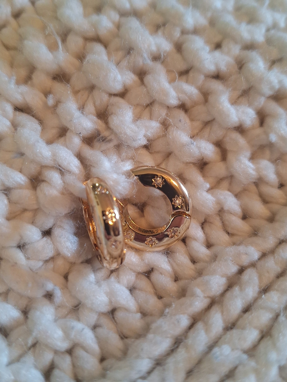 Gold Shiny Star Accent Hoop Earrings - Womens Jewelry 925 Italy NWOT! - Picture 2 of 4